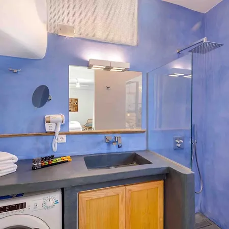 Skiff - Transformed On The Water's Edge * Hriszí Aktí Haniá